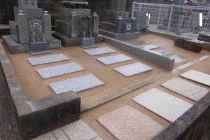 他の墓所にあったお墓２基をこちらの墓所に移設し３基を均等間隔に建て替えました。土間部分は草が生えないよう固まる土、ガンコマサ仕上げにしています。