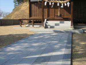 神社参道の石貼り工事です。