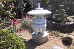 雪見灯篭です。庭にあると和式庭園としての見栄えがよくなります。