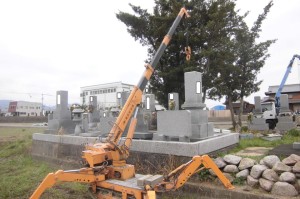 三木町内にて傾いた墓石の修復作業に来ています。